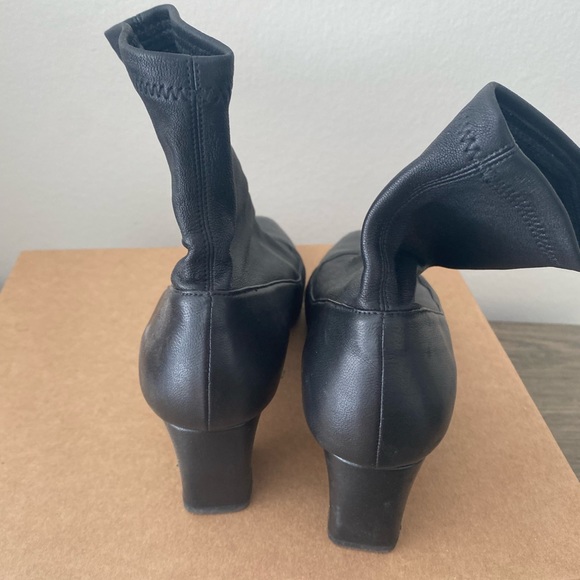 Tamara Mellon Caress boots. - Picture 7 of 9